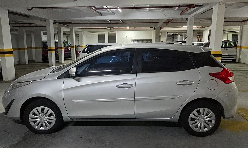 Toyota Yaris Live 1....