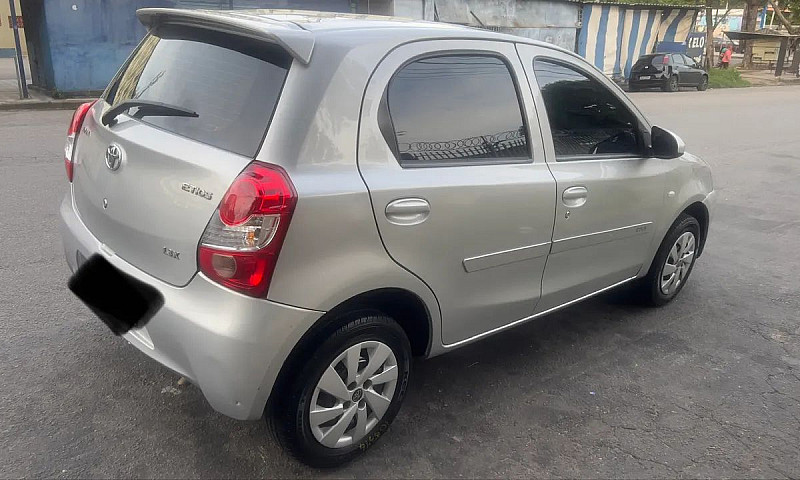 Toyota Etios X 1.3 F...