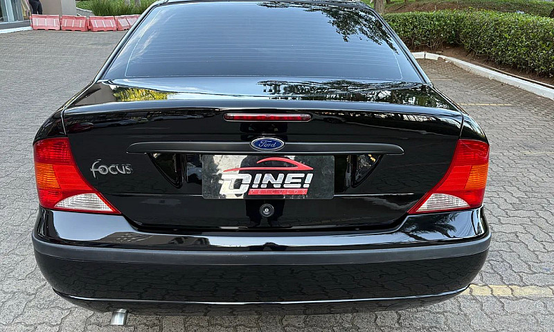 Ford Focus Sedan 1.6...