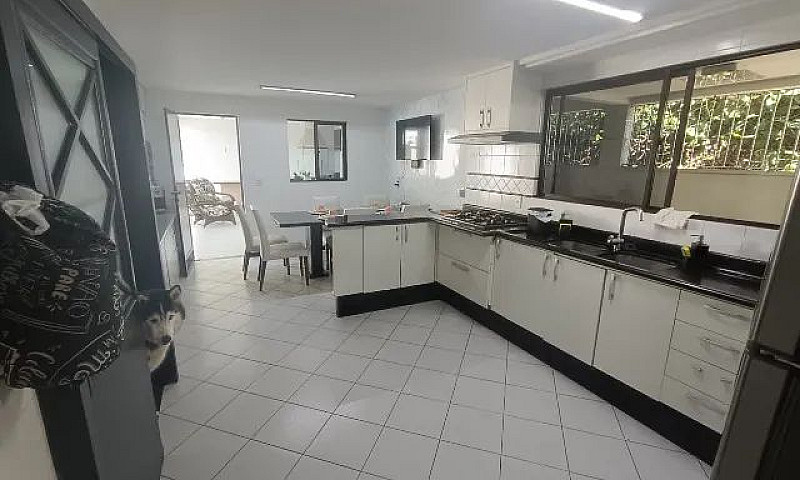Ampla Residência Com...
