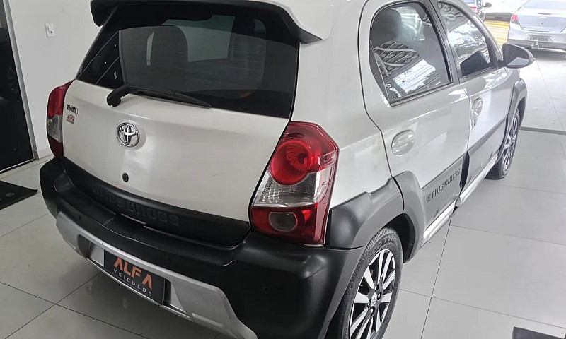 Toyota Etios Cross 1...