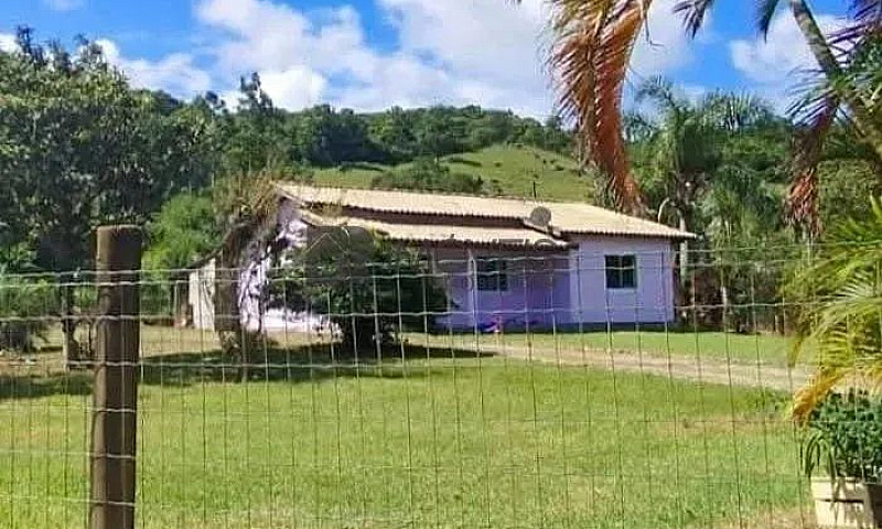 Área Ampla Com Duas ...