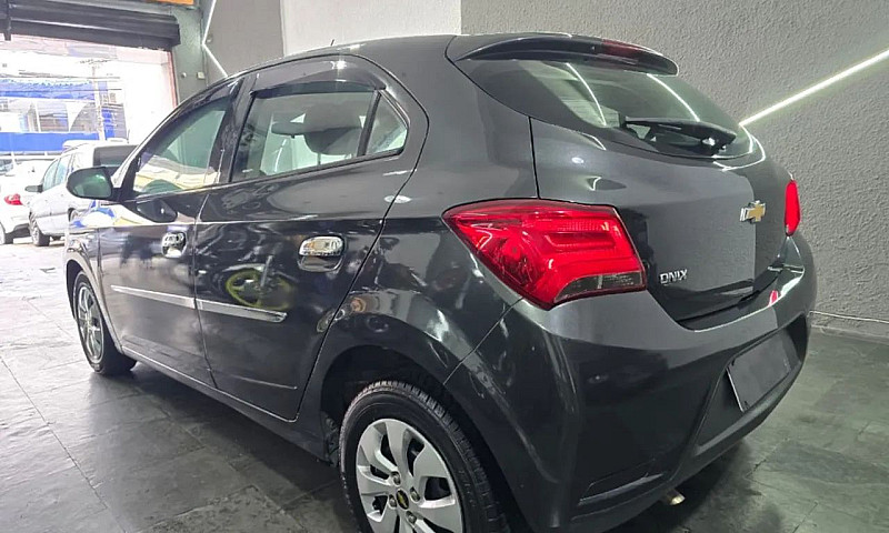 Chevrolet Onix Hatch...