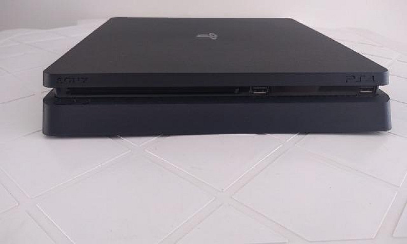 Playstation 4 Slim...