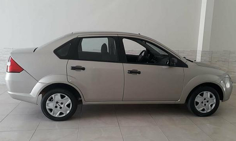 Ford Fiesta Sedan 1....