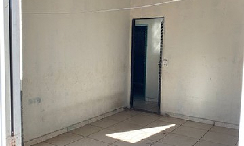 Alugo Casa Com 2/4 E...
