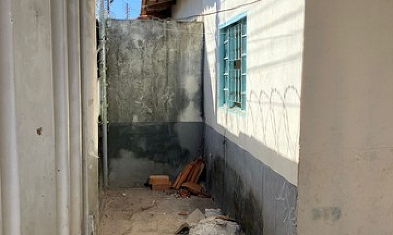 Alugo Casa Com 2/4 E...