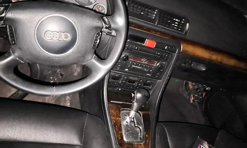 Audi A4 2.4 30V Avan...
