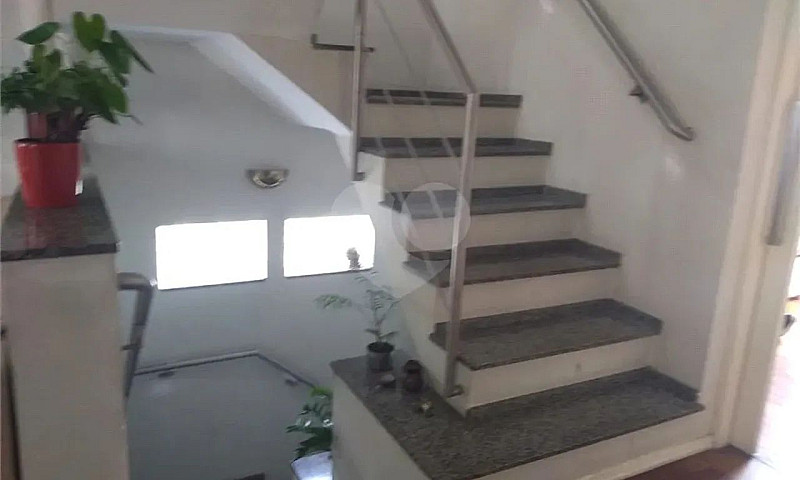 Casa Em Condomínio À...