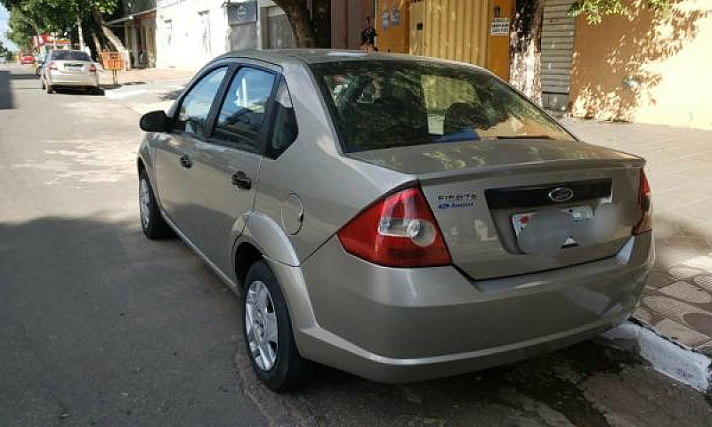 Ford Fiesta Sedan 1....