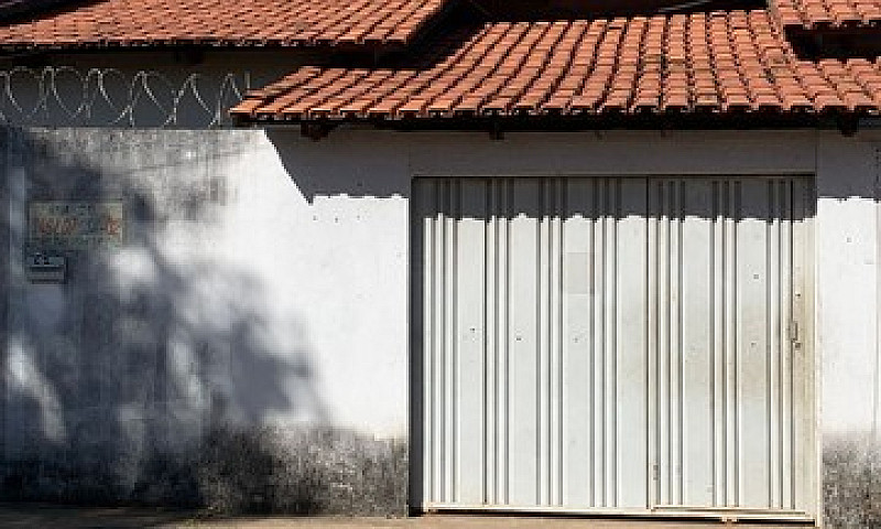 Alugo Casa Com 2/4 E...