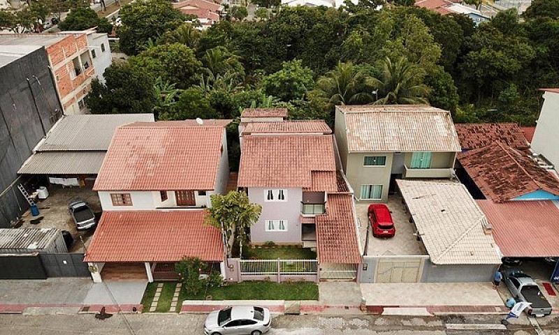 Casa Com 4 Dormitóri...