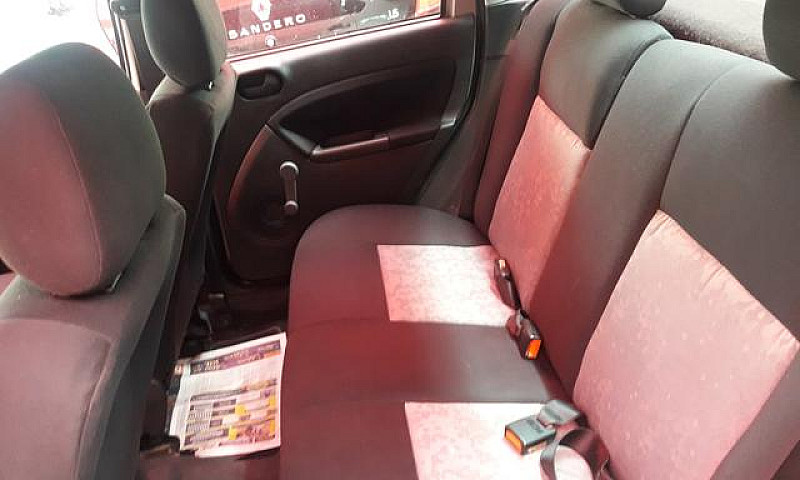 Ford Fiesta Sedan 1....