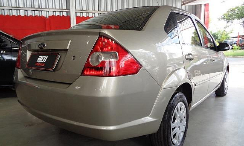 Ford Fiesta Sedan 1....
