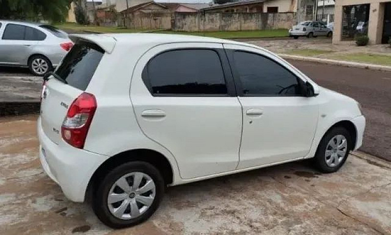 Vendo Toyota Etios 2...