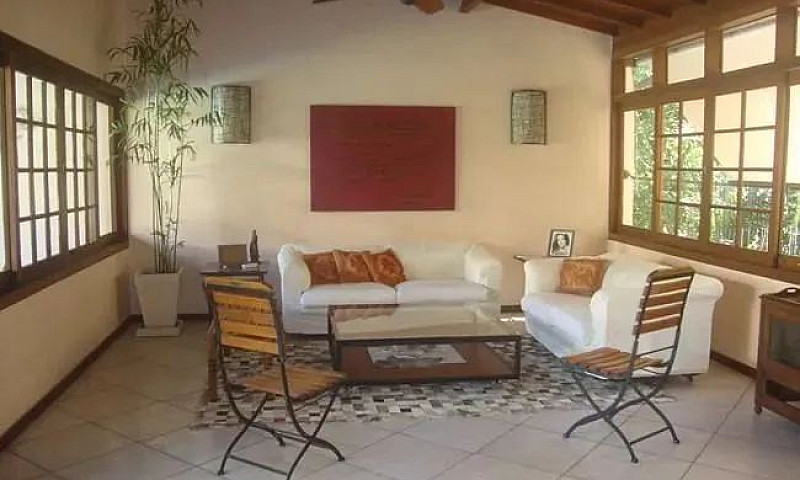 Casa Com 4 Dormitóri...