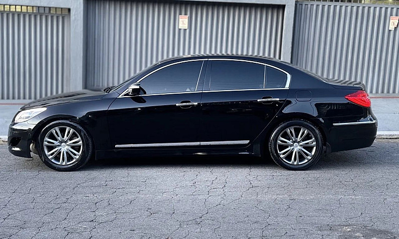 Hyundai Genesis 2012...