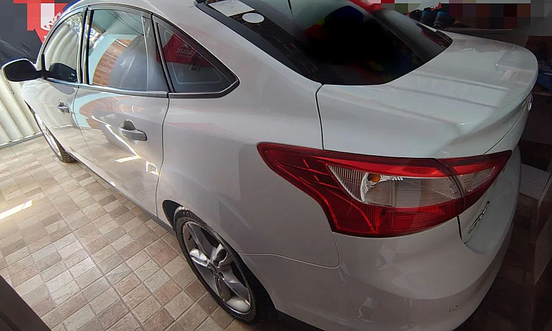 Ford Focus Sedan 2.0...
