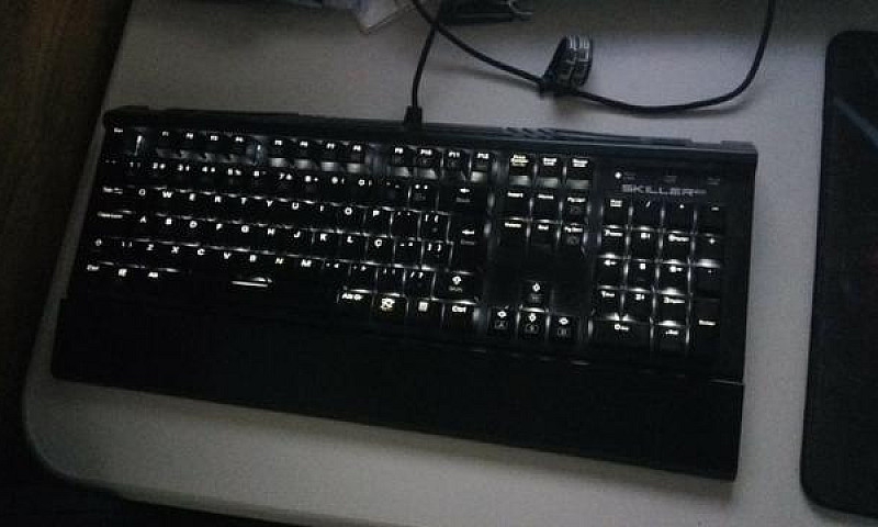 Teclado Mecânico Ilu...