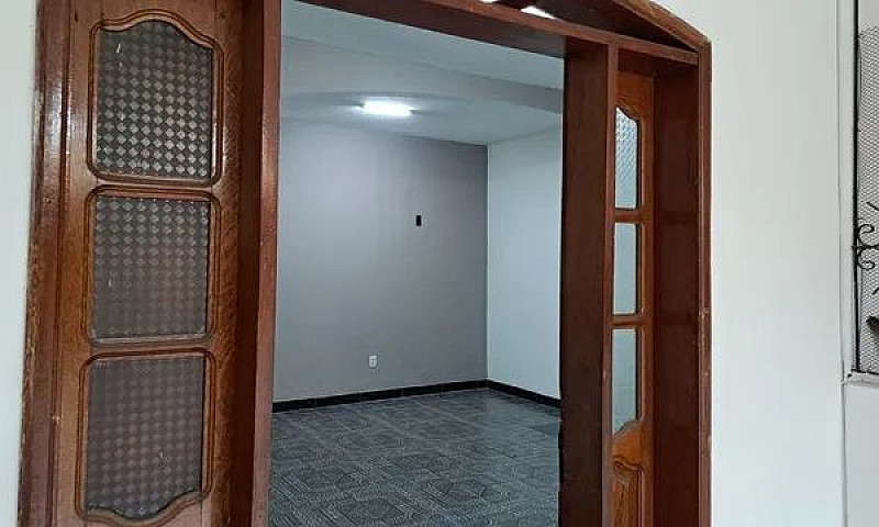 Alugo Casa Com 1/4 E...
