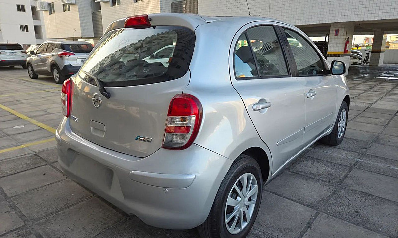 Nissan March 1.0 201...