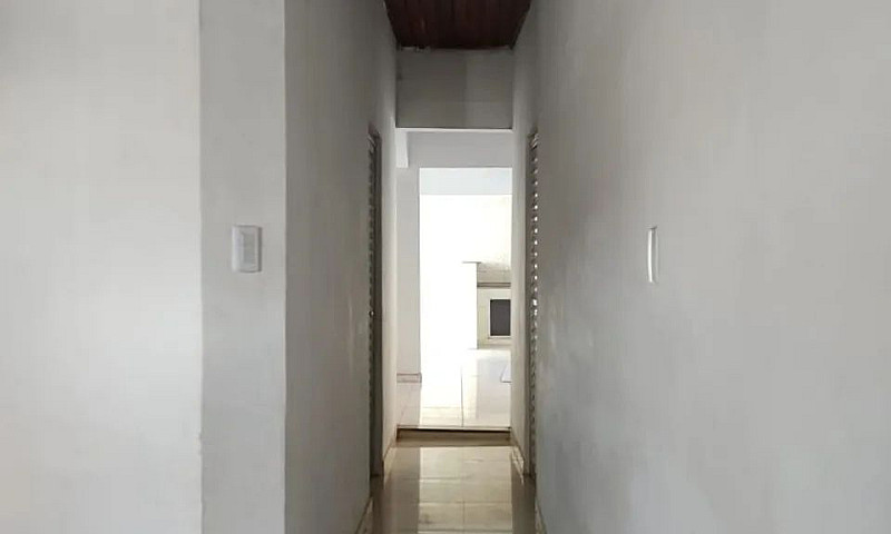 Vende-Se Ótima Casa ...