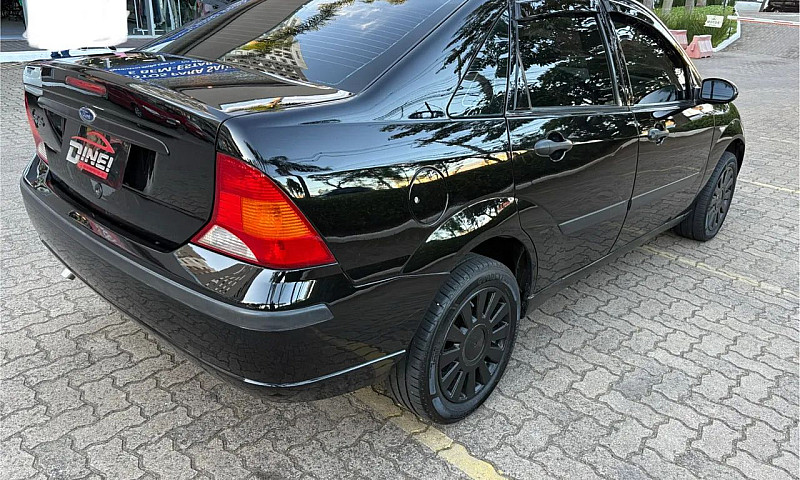 Ford Focus Sedan 1.6...