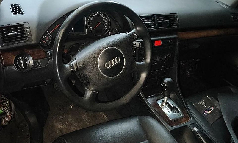 Audi A4 2.4 30V Avan...