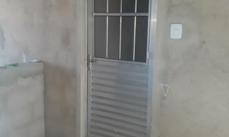 Vende-Se Uma Casa Lo...