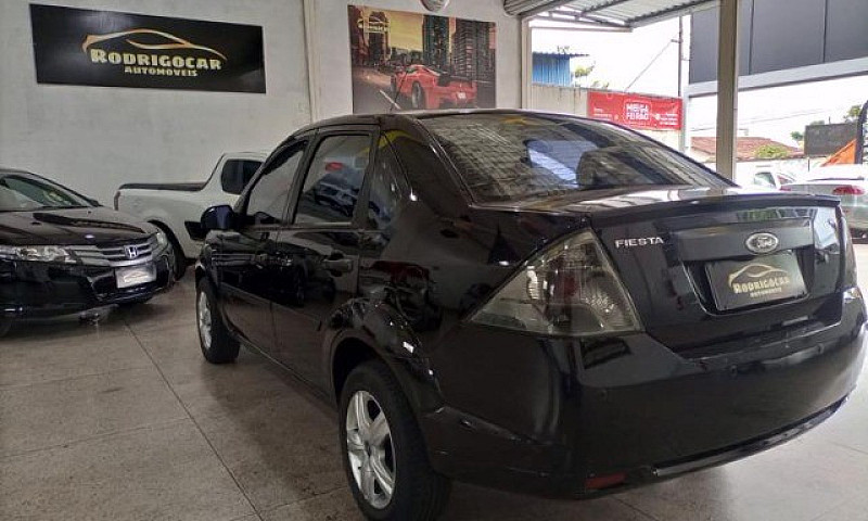 Ford Fiesta Sedan 1....