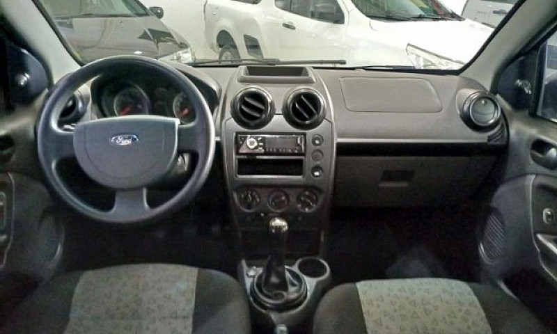 Ford Fiesta Sedan 1....