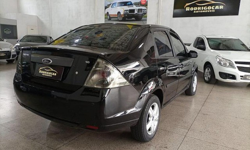 Ford Fiesta Sedan 1....