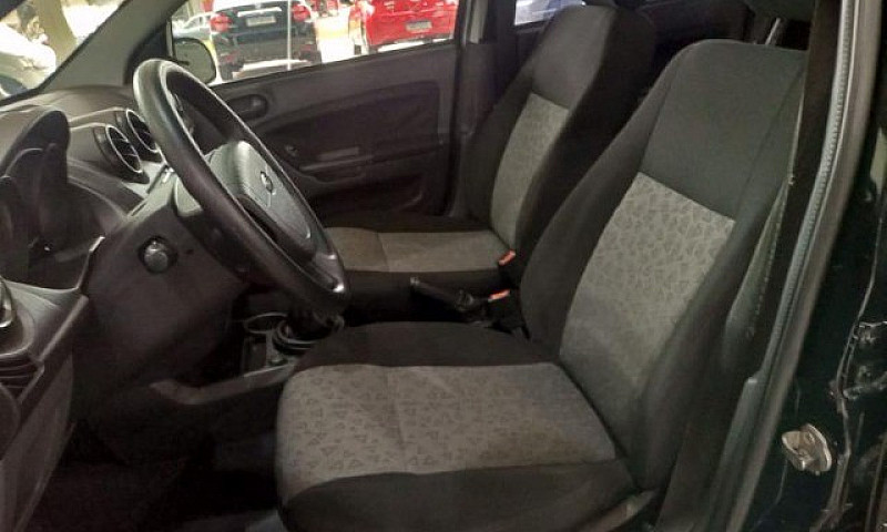 Ford Fiesta Sedan 1....