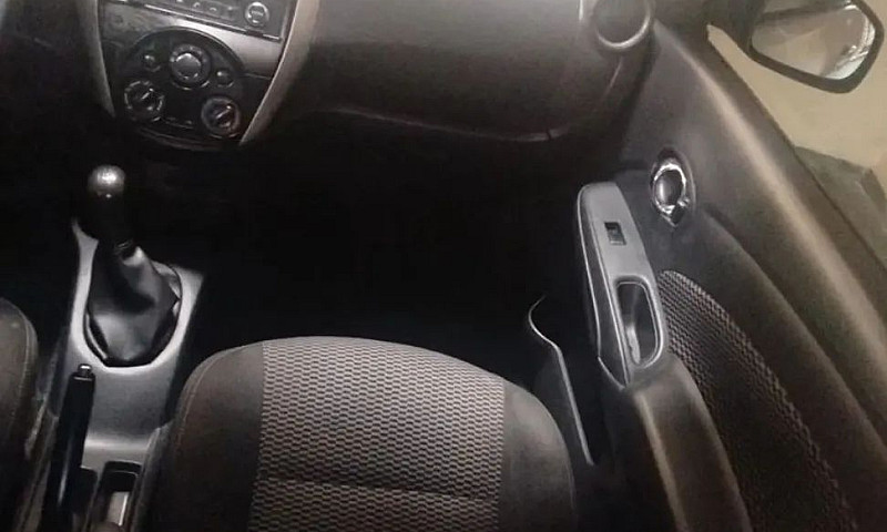 Nissan Versa S 1.6 1...