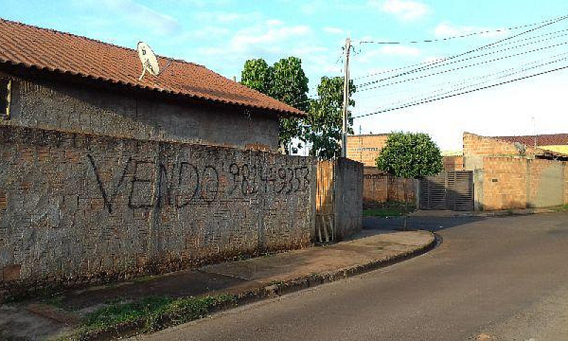 Casa De Esquina...