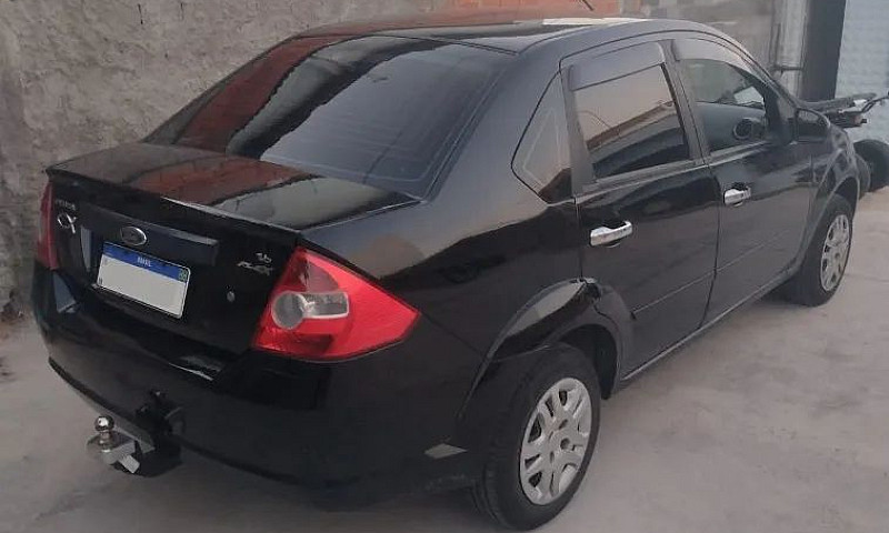 Ford Fiesta Sed. 1.6...