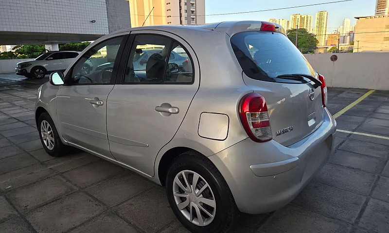 Nissan March 1.0 201...