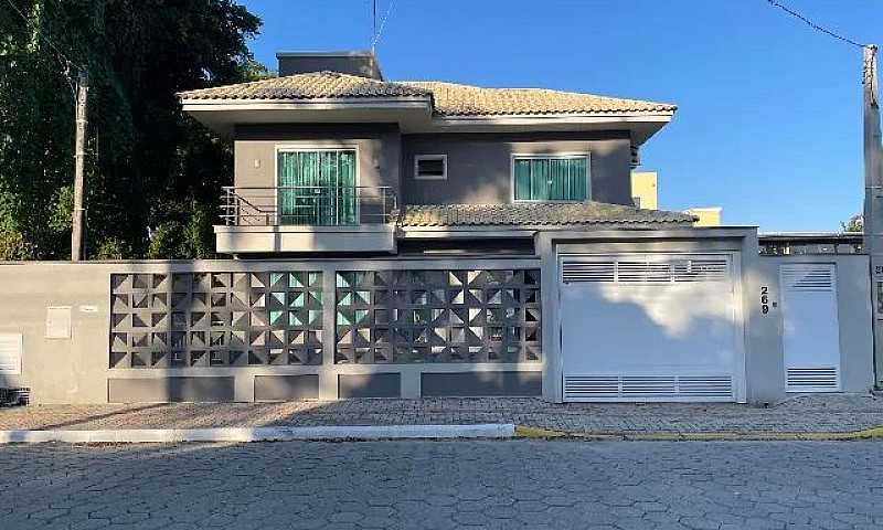 Casa Em Zimbros Bomb...
