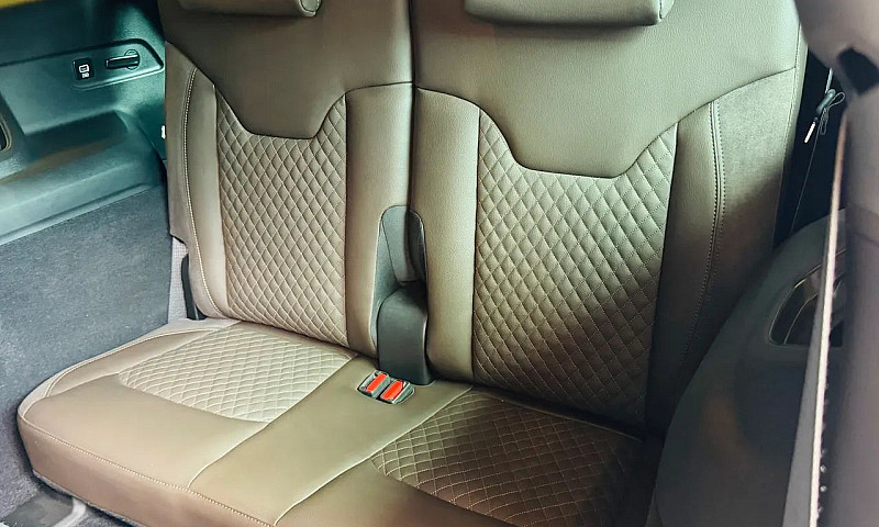 Jeep Commander Overl...