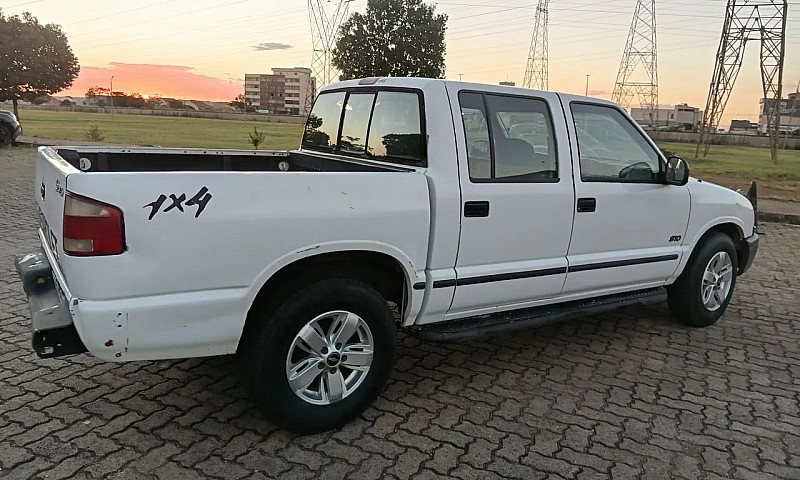 Chevrolet S10 Pick-U...