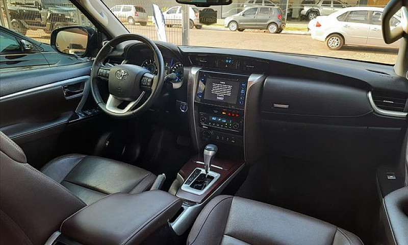 Toyota Hilux Sw4 2.8...