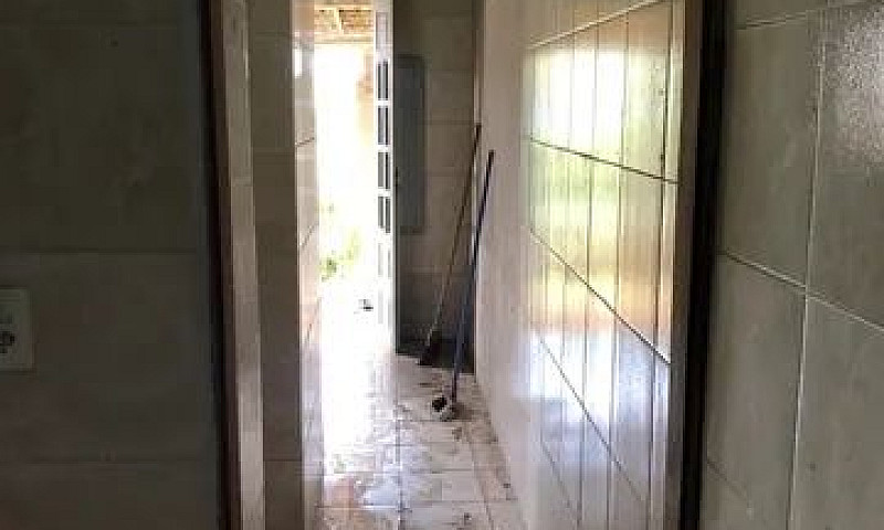 Vede-Se Duas Casa No...