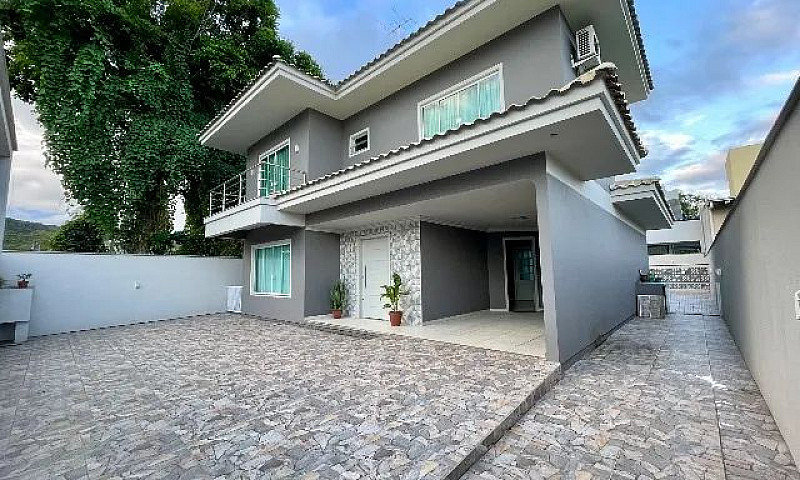 Casa Em Zimbros Bomb...