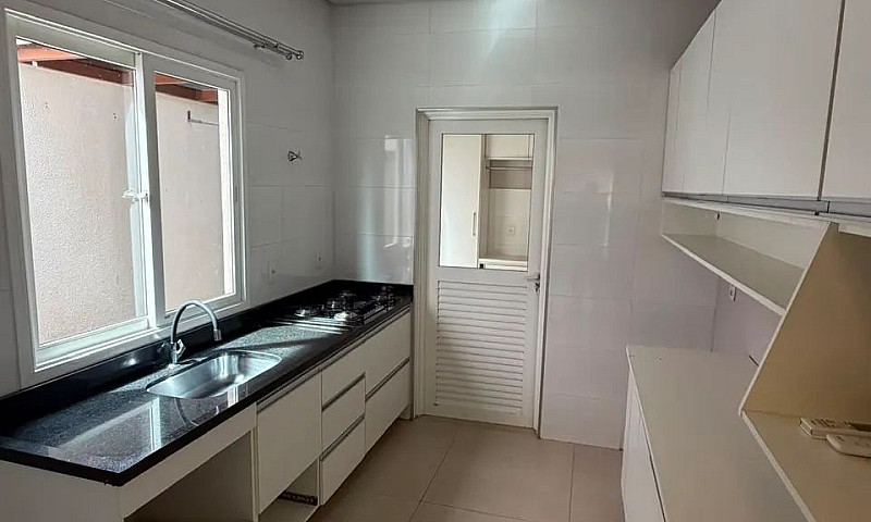 Casa Terrea Com 3 Su...