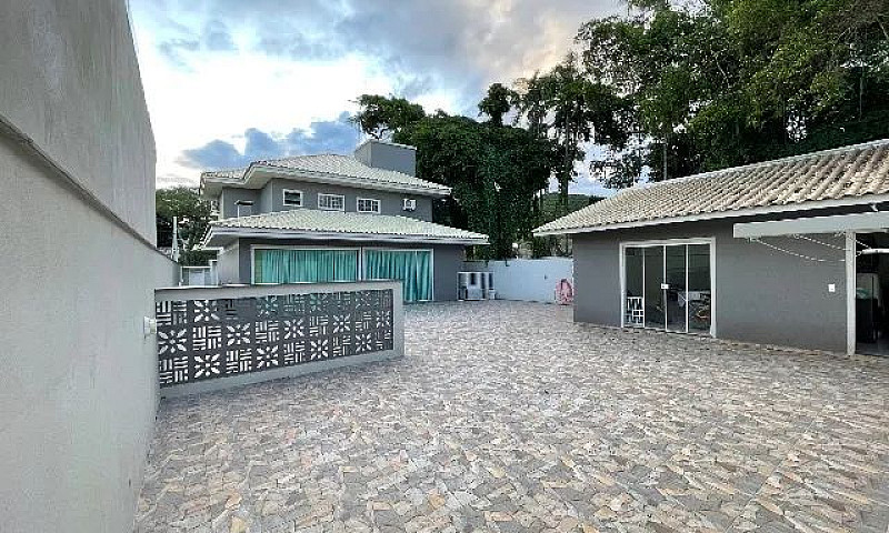 Casa Em Zimbros Bomb...