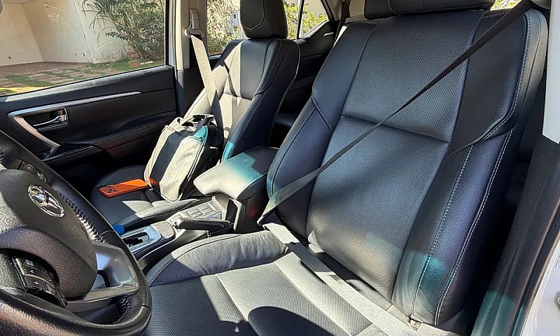 Toyota Hilux Sw4 Srx...