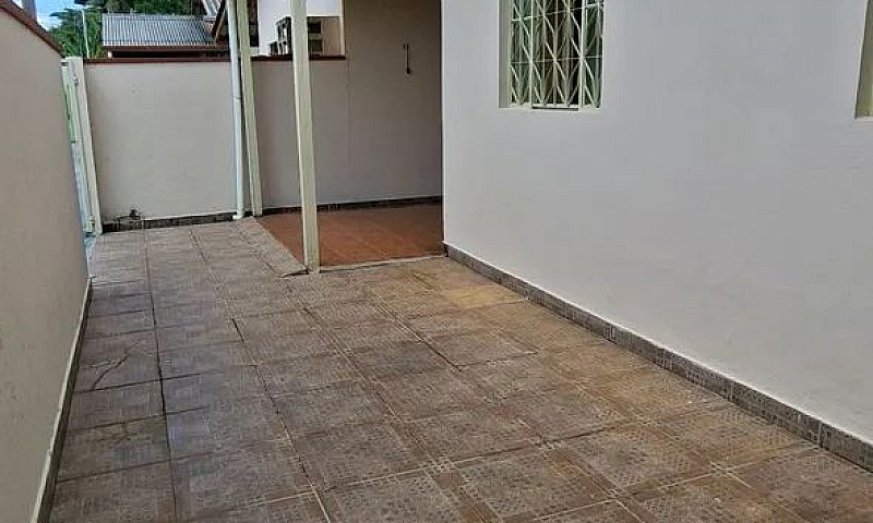 Aluga Se Uma Casa Pr...