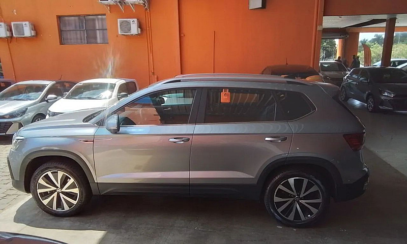 Volkswagen Taos 2023...
