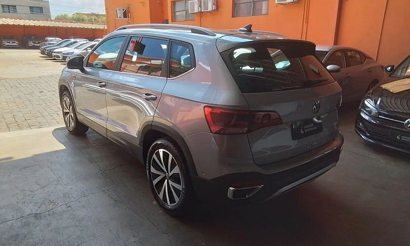 Volkswagen Taos 2023...