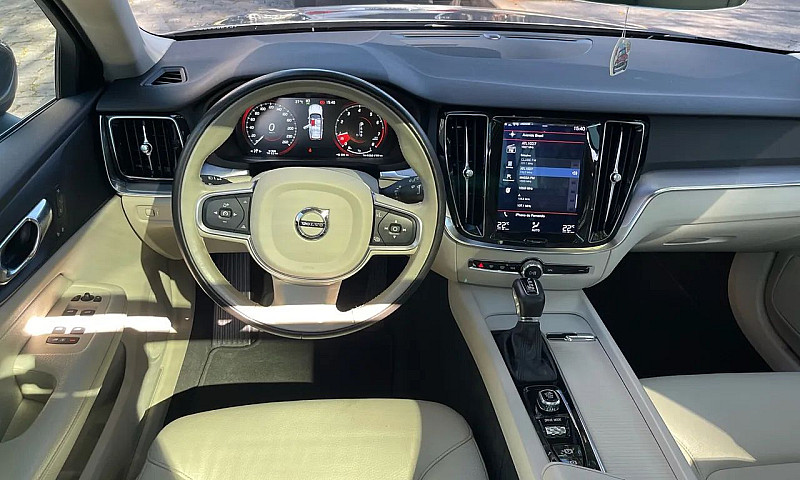 Volvo V60 T-5 Moment...